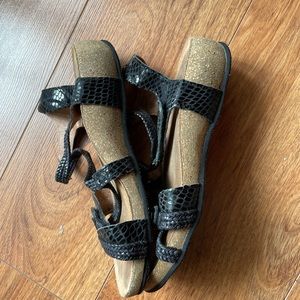 Taos sandals size 8